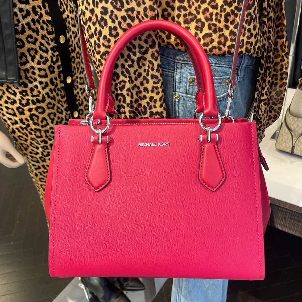 MICHAEL KORS Marilyn Medium Signature Logo Tote Bag
Dark Raspberry
NWT - Picture 14 of 16
